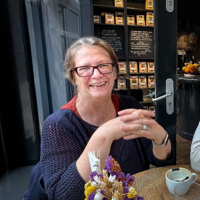 Franziska Roch bei einer Tasse Kaffee